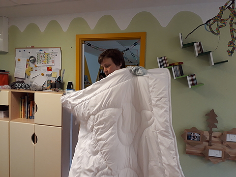 21 Kinderbettdecken und Kissen wollen bezogen werden.