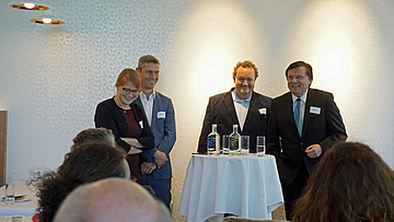 Inputrunde beim Fachgespräch zur Kita-Qualität - v.l.n.r.: Daniela Keeß (Internationaler Bund | IB), Stefan Spieker (FRÖBEL e.V.), Prof. Dr. Bernhard Kalicki (Deutsches Jugendinstitut | DJI), Thiemo Fojkar (Internationaler Bund | IB)