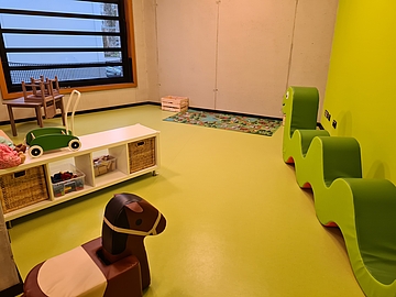 Impressionen aus dem FRÖBEL-Kindergarten FröbelBANde: Knallige Farben und Sichtbetonwände prägen die Räume. Fotocredits FRÖBEL e.V.