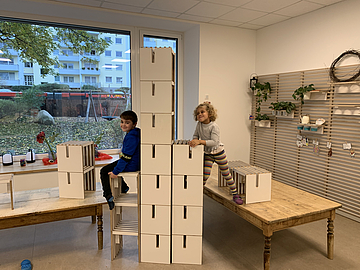 Kinder in Interaktion mit Modulmöbeln (Foto: Nentwig-Gesemann/Walther)