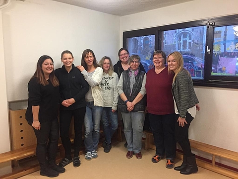 Kinderpsychologin Ayşecan Yemeniçiler mit dem Team des FRÖBEL-Kindergartens An St. Bonifatius