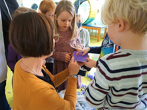 Faszinierend: Die "Forschergeist"-Trophäe, die der FRÖBEL-Kindergarten Fröbelspatzen in Berlin mit einem Paket voller Überraschungen heute überreicht bekam. (Fotocredits: FRÖBEL e.V.)