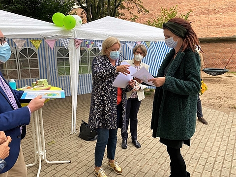 Überreichung von Urkunden und Plaketten an Kita-Leitungen durch die Bürgermeisterin