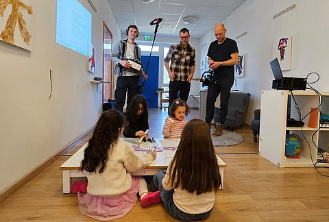 Ein Team des WDR zu Gast im Fröbel-Kindergarten Finkenberg (Copyright: Fröbel e.V.)