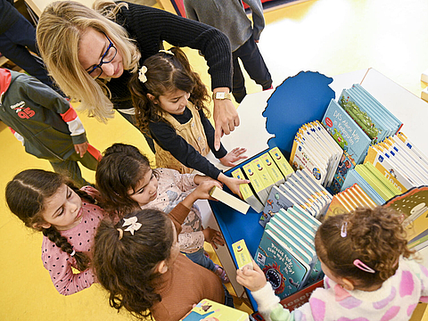 Endlich können sie sich ihre Lieblingsbücher von ihren Eltern oder älteren Geschwistern auch in der Familiensprache vorlesen lassen und ihre Freude an Büchern mit der Familie teilen - Fotocredits: Fröbel e.V./Bettina Straub