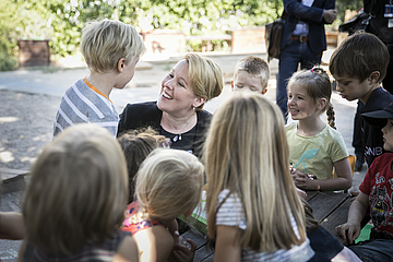 Bundesfamilienministerin Dr. Franziska Giffey vor ihrer Pressekonferenz im FRÖBEL-Kindergarten mittendrin (Alle Fotos von: Florian Gaertner/photothek)