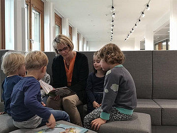 Bundesbildungsministerin Anja Karliczek mit den Kindern des FRÖBEL-Kindergarten Charité Mitte in der hauseigenen Bibliothek des Ministeriums
