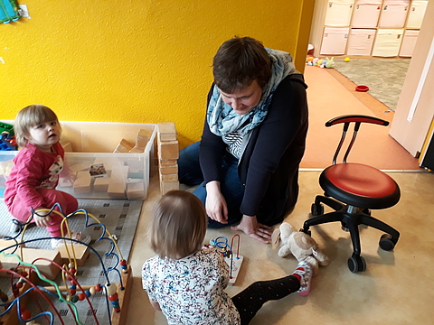 Freies Spiel nach dem Frühstück - die "Praktikantin" ist schnell akzeptiert. 