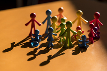 Eine Gruppe bunter Spielfiguren als Symbol für Vielfalt.