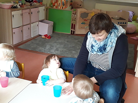 Selbst die Kleinsten essen schon sehr selbständig, sogar Reis - wenn es nicht klappt, freuen sie sich über Hilfe. Und auf den folgenden Mittagsschlaf...