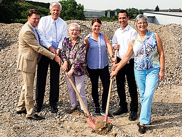 v.l.n.r.:  Thomas Mertens (Areal Consult GmbH); Dr. Marc Kanzler (Vorstand Dr.-Werner-Jackstädt-Stiftung); Sibilla Simons (Ortsvorsteherin von Horrem); Sabrina Gemeinder (FRÖBEL-Kita-Leitung); Dieter Spürck (Bürgermeister von Kerpen); Lonie Lambertz (Vorsitzende des Jugendhilfeausschusses Kerpen)