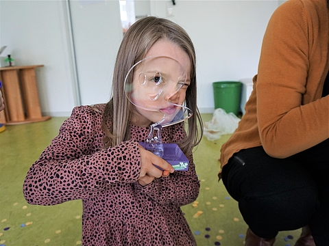Faszinierend: Die "Forschergeist"-Trophäe, die der FRÖBEL-Kindergarten Fröbelspatzen in Berlin heute überreicht bekam. Der Kindergarten ist Landessieger beim diesjährigen Wettbewerb unter dem Dach der Stiftung Haus der kleinen Forscher. (Fotocredits: FRÖBEL e.V.)