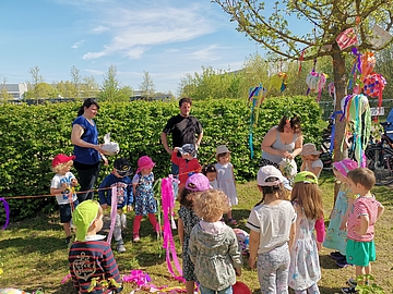 Kunstvolle Geschenke zum Tag der Kinderbetreuung: Im Potsdamer FRÖBEL-Kindergarten Springfrosch überraschten die Kinder gemeinsam mit Künstlerin Doris Sprengel das Team mit Piñata-Herzen