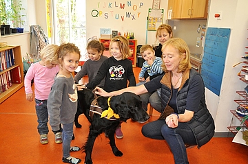 Hündin Pearl und die Kinder aus dem FRÖBEL-Kindergarten KindervillaPearl und die Kinder aus dem FRÖBEL-Kindergarten Kindervilla (© ASB RV Ruhr e.V.)
