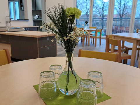 Foto vom Innenbereich des FRÖBEL-Kindergartens Heinrich der Löwe in Braunschweig. Kinderrestaurant mit Tischen, Stühlen und Küchenzeile