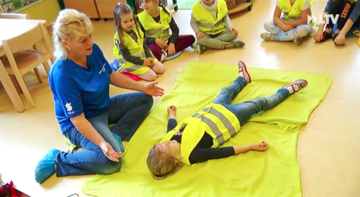 Kinder aus dem FRÖBEL-Kindergarten Grashüpfer beim Erste-Hilfe-Kurs des Sana-Herzzentrums in Cottbus (Bildnachweis: Lausitz TV)
