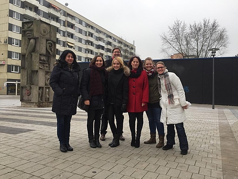 Kinderpsychologin Ayşecan Yemeniçiler, Geschäftsleiter Werner Pieper und Fachberaterin Ulrike Rubruck mit dem Team des FRÖBEL-Kindergartens Finkenberg