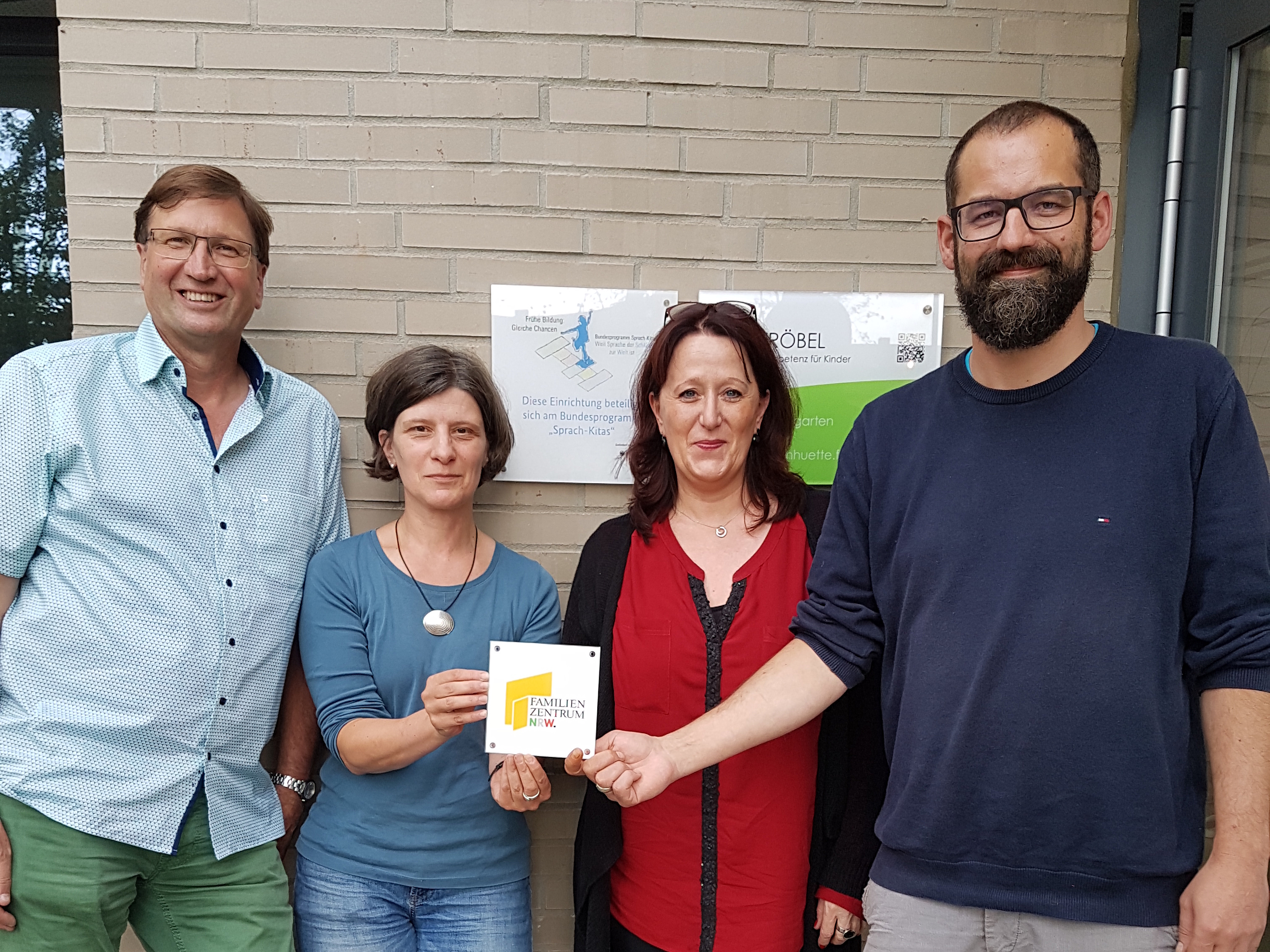 Team des FRÖBEL-Familienzentrums Zwergenhütte mit Geschäftsleiter Werner Pieper (links) und Fachberaterin Ulrike Rubruck (2.v.r.)