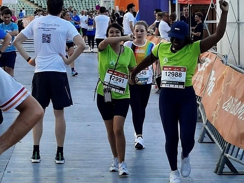 Geschafft! Jubelnd, glücklich und stolz nach Zieleinlauf.