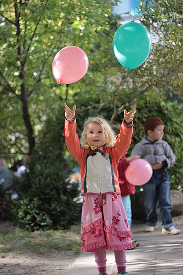 Internationaler Kindertag am 1. Juni, Mädchen mit Luftballons