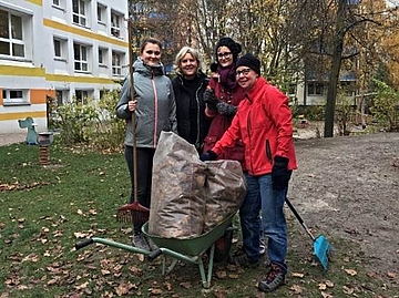 Leiterin Heike Bindemann mit den Ehrenamtlichen