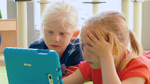 Kinder mit Tablet in einem FRÖBEL-Kindergarten