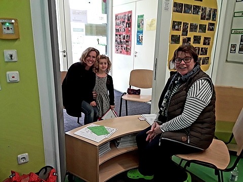 Bei Regen findet das "Zaungespräch" im Eingangsbereich des Kindergartens statt (Foto: FRÖBEL e.V./FRÖBEL-Kindergarten Schimmelweg)