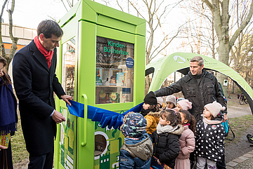 Neuköllns Bezirksbürgermeister Martin Hikel eröffnet gemeinsam mit FRÖBEL-Geschäftsführer Stefan Spieker und Kindern aus dem FRÖBEL-Kindergarten Highdechsen die Kinder-BücherBox