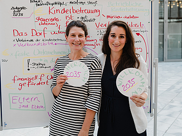 Foto: Anna Lorenz, Projektreferentin Netzwerkbüro "Erfolgsfaktor Familie", und Stefanie Rausch, Leiterin Vertrieb und Projektentwicklung bei Fröbel (© Erfolgsfaktor Familie / Nils Hasenau)