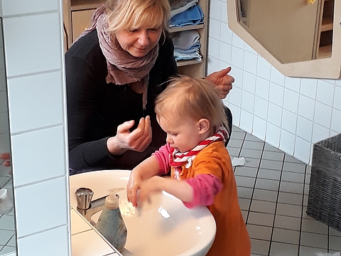Hände waschen, Toilette, wickeln nach der Gartenzeit - Leiterin Birgit Fabiunke springt mit ein.
