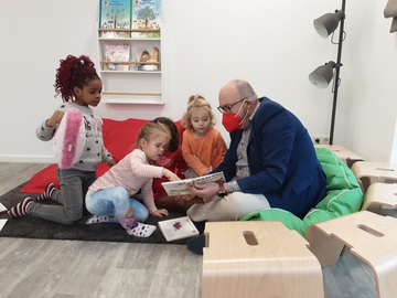 Frank Müller, MdL, las im FRÖBEL-Kindergarten Zollvereinstraße in Essen vor. (Foto: FRÖBEL e.V.)