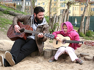 Cédric de Decker und Cara im Garten des FRÖBEL-Kindergartens EinSteinchen in Leipzig