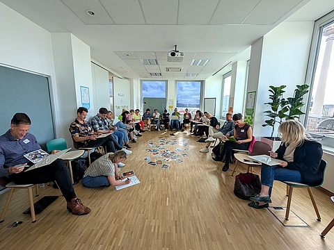 Teilnehmende des EKM-Labs sitzen im Seminarraum.