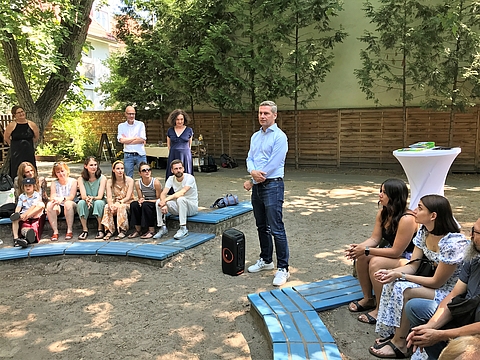 Stefan Spieker, Geschäftsführer von FRÖBEL, hält eine Rede