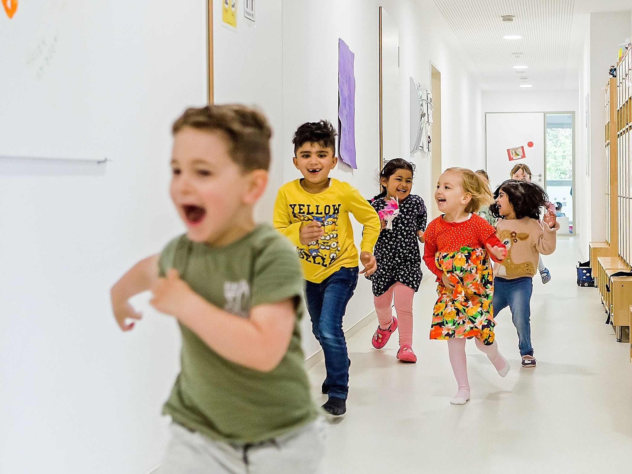 Alle sind dabei: Kinder rennen im Flur im FRÖBEL-Kindergarten Landsberger Straße, Münster