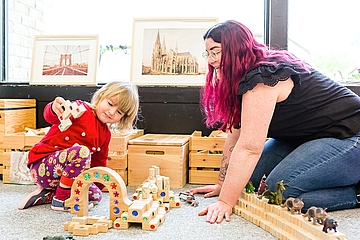 Das Programm AUF!leben gibt unseren pädagogischen Fachkräften unter anderem mehr Möglichkeiten, einzelne Kinder gezielt zu fördern. Im Bild eine pädagogische Situation in einem FRÖBEL-Kindergarten. (Foto: FRÖBEL e.V./Silke Drane)