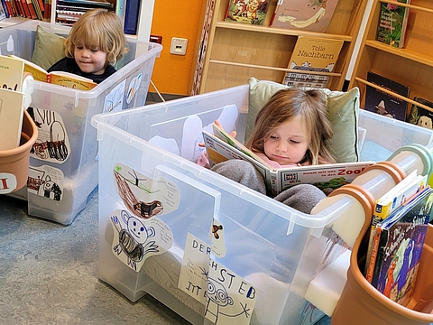 In diese gemütlichen "Leseboote" können sich Leipziger FRÖBEL-Kinder mit ihren Lieblingsbüchern zurückziehen - nicht nur am Vorlesetag. 