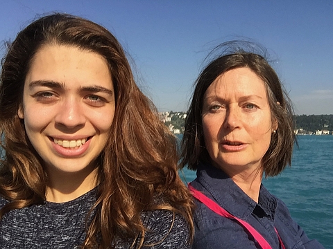 Christiane Koch mit Praktikantin Gizem Temiz aus Deutschland, deren Praxisanleiterin Koch ist