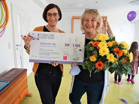 Leitungsteam Jacqueline Gerasch und Angelika Töpfer freuen sich über den großzügigen Scheck (Fotocredits: FRÖBEL e.V.)