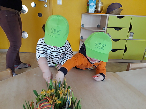 Frühe Freundschaften: Schon die Kleinsten entwickeln enge Bindungen zu bestimmten Kindern. Diese beiden zweijährigen Kneipp-Piraten sind schon unzertrennlich.