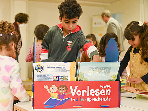 Die Kinder aus dem Fröbel-Kindergarten Highdechsen in Berlin-Neukölln sind begeistert vom ViaS-Buchpaket - hier beim Launch des Angebots im November 2023. - Fotocredits: Fröbel e.V./Bettina Straub