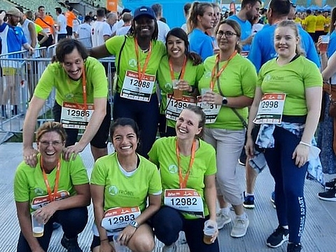 Wir sind dabei! FRÖBEL-Mitarbeiterinnen und Mitarbeiter beim Firmenlauf in München.