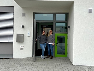 Seit heute spazieren die ersten Kinder durch die kleine grüne Tür des neuen FRÖBEL-Kindergartens Marie Curie in Vinn - lange haben sich Einrichtungsleiterin Swantje Eser (links), Koordinatorin Katharina Stange und ihr Team auf diesen Tag gefreut (Fotocredits: FRÖBEL e.V.)