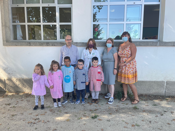 Gruppe von Erwachsenen und Kindern vor einem Kindergarten in Portugal