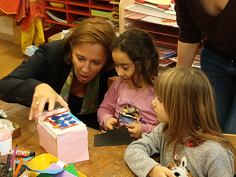NRW-Schulmininsterin Gebauer besucht FRÖBEL 
