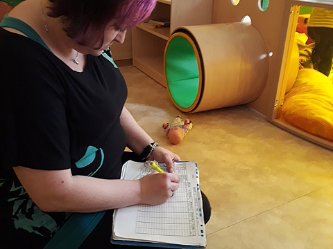 Erzieherin Marta Boettcher dokumentiert, wann jedes Kind gekommen ist und wann es abgeholt wurde. 