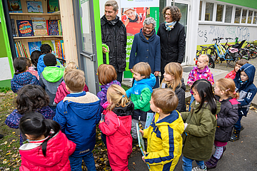 Die Kinder aus dem FRÖBEL-Kindergarten Traumzauberbaum konnten es kaum erwarten - heute wurde die erste Kinder-Bücherbox eröffnet! (Fotograf: Peter Himsel) 