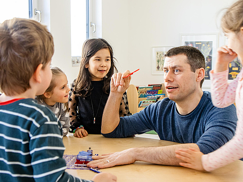 Seit über fünf Jahren qualifiziert Fröbel-Multiplikatorinnen und -Multiplikatoren für Kinderschutz, um die Kinderrechte in den Einrichtungen zu stärken.
