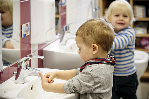 Mit Kindern über Corona sprechen: Kinder waschen sich die Hände