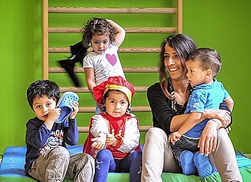 Erzieherin mit Kindern in einem Berliner FRÖBEL-Kindergarten 